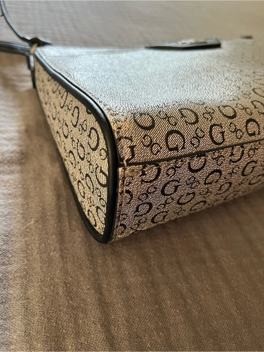 Guess Los Angeles gray/black signature print medium crossbody bag EUC - Picture 12 of 12